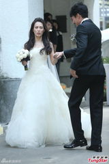 组图：张震大婚献吻娇妻 亲手为新娘提裙摆