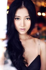 组图：韩雯雯化身紫色精灵 精莹剔透秀纯美