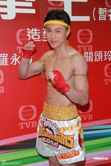 组图：《拳王》记者会 郑嘉颖黄浩然裸上身秀肌肉