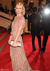 高清组图：纽约大都会庆典 凯特-伯斯沃茨秀美背