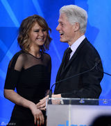 塞隆劳伦斯同性恋庆典狂欢 克林顿领贡献奖(图)