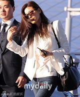 组图：金秀贤全智贤机场重聚 黑白配登对