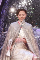 组图：2011港姐5号朱晨丽夺冠 与母亲相拥难掩激动