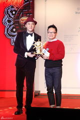 组图：关喆签约华纳举办记者会 自比嫁入豪门