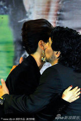 幻灯图：马拉多纳出席慈善晚宴 拥抱女宾被球砸要害