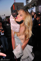 组图：《宿醉2》首映 克里斯汀贝尔与猴子玩亲亲