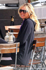 幻灯图：莎拉波娃与湖人球星男友用餐 大秀恩爱