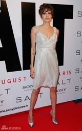 高清图：《特工绍特》巴黎首映 朱莉红毯吮手指