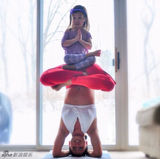 组图：36岁辣妈与可爱女儿同练瑜伽温馨引追捧