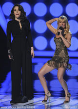 组图：破产姐妹主持选择奖 富家女风骚MAX淡定