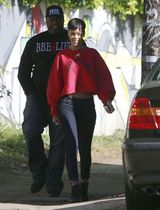 组图：蕾哈娜与男友兜风 卫衣翘臀似甜美小野猫