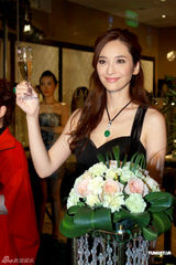 组图：吴佩慈身带价值千万翡翠亮相半露酥胸秀性感