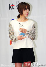 组图：金东旭姜艺媛出席堤川国际音乐电影节记者会