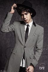 高清：韩团Mpire写真穿格纹豹纹西装张扬个性