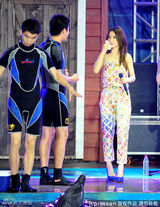 组图：田馥甄清凉开唱戏海豚 被溅水惨湿身