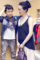 组图：王艳母亲节亲子大片秀幸福时光