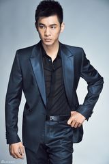 组图：乔振宇熟男写真气场十足 气质沉稳显精英范儿