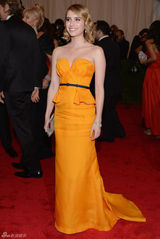 阿尔巴金色长裙赛缪斯 老牌美女波姬-小丝拄拐(图)