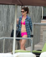 组图：前阿汤嫂秀比基尼 胸部下垂小腹似千层饼