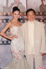 组图：成龙白衣亮相红毯 轻搂女伴小蛮腰