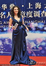 组图：刘晓庆深V长裙性感亮相华鼎奖红毯