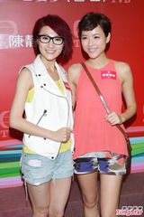 组图：陈茵媺为戏愿泳衣上阵 与家人吃饭过冬至节