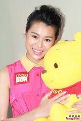 组图：胡杏儿卖萌与小熊维尼合影 小朋友献吻