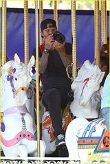 组图：贝克汉姆夫妇带子女游玩迪士尼 小七卖萌