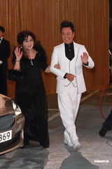 组图：TVB台庆颁奖礼 黎耀祥李司棋黑白配走红毯