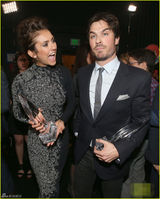 组图：妮娜伊恩收获荧幕情侣奖 重修旧好拥吻