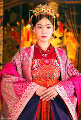 组图：《倾世皇妃》洪小铃首次古装扮相获赞