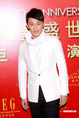 幻灯图：英皇群星出席春茗晚宴 Twins再度“合体” 