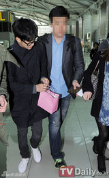 组图：金秀炫休闲装现身机场 飞赴伦敦拍写真