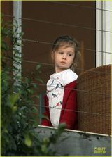 组图：妮可度假庆生 爱女献吻场面温馨