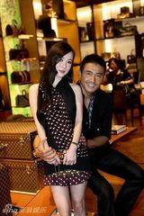 组图：霍思燕成奢侈品宠儿 与胡兵熊抱秀亲密