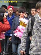 高清组图：李宇春街拍 蓝色风衣搭配牛仔裤