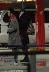 组图：陈思诚独自现身上海 一路电话讲不停