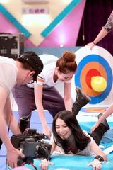 幻灯图：曾志伟怪异现身《奖门人》 吕慧仪等大玩游戏 