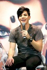 组图：《美偶》亚军兰伯特抵港 记者会穿唐装