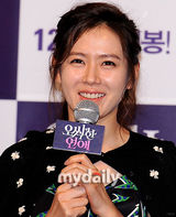 组图：孙艺珍宣传新片《见鬼》 粉红高跟鞋抢眼