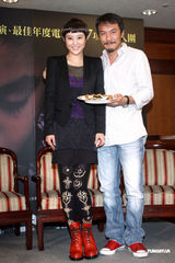 组图：毕晓海送郝蕾“第五张画” 祝“妈妈”骑金马