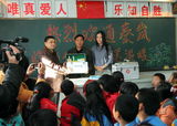 组图：南都娱乐周刊之明星到访新公民学校-秦岚