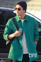 组图：韩星权相佑赴美参加时装展 绿衫潇洒帅气