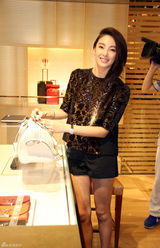 组图：张雨绮捞金秀玉腿 获俊男搀扶娇羞卖萌