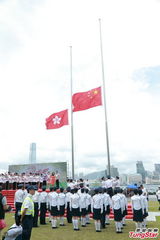 组图：赵薇庆祝香港回归 手举红旗头戴运动帽