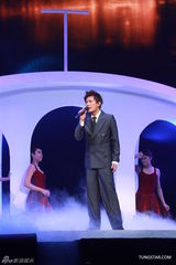 组图：张信哲红馆开唱 深情演绎哲式情歌