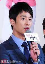 组图：IU紧身裙性感亮相宣传《最佳李顺心》