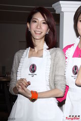 组图：Dream Girls不惧寒流站台大秀美腿