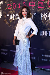 姚晨露背装秀性感 范冰冰否认收婚戒称自备(图)