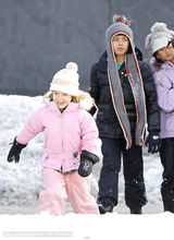 组图：休-杰克曼带孩子玩雪 小艾娃骑单杠玩得疯